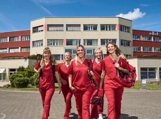 das Wundretter-Team läuft vor dem Firmensitz entlang