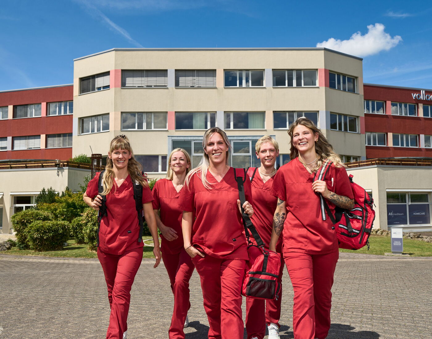 das Wundretter-Team läuft vor dem Firmensitz entlang