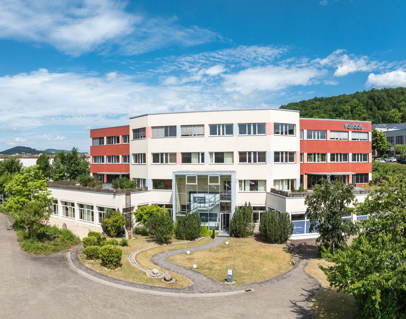 Außengelände mit Blick auf das Hauptgebäude von AS mediteam